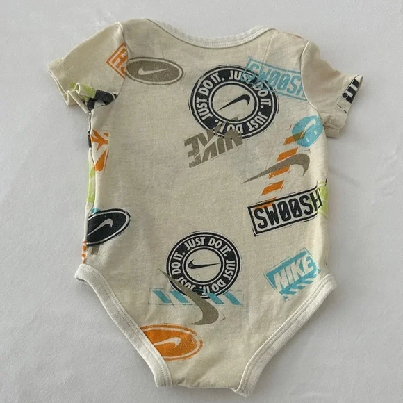 Nike Baby Just Do It Graphic Onesie and Pant Set - Picture 5 of 7